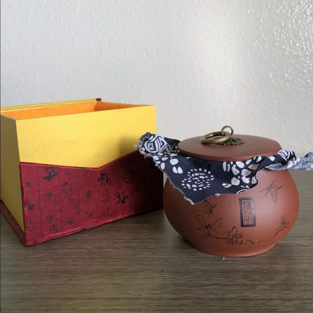 Carved Chinese Red Clay Decor Pot with Lid and box NEW
